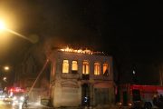 عمارت قدیمی حاج سیف در چله خانه رشت آتش گرفت