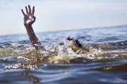 امدادگران هلال احمر در جستجوی جوان غرق شده در ساحل حسن رود