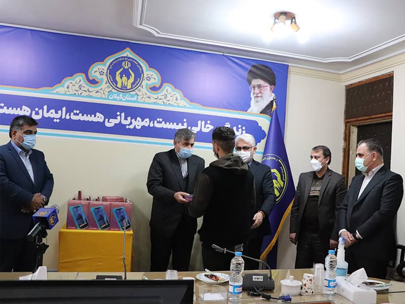 اهداء 161 دستگاه تبلت به دانش آموزان نیازمند گیلانی