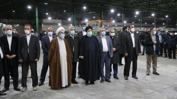 بازدید رئیسی از شرکت صنایع پوشش ایران