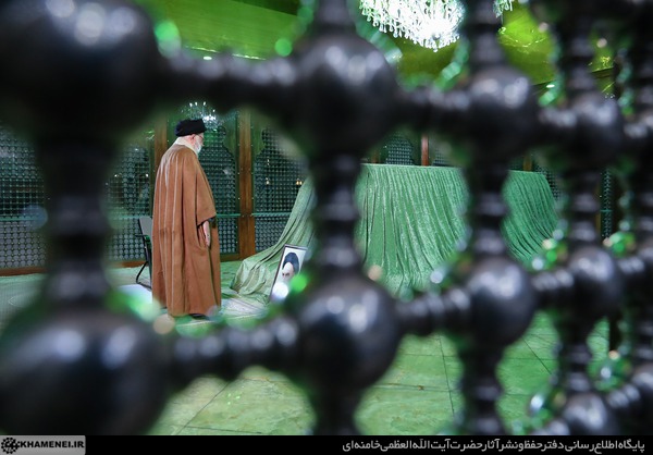 رهبر انقلاب در آغاز دهه فجر بر مزار چه کسانی حاضر شد؟